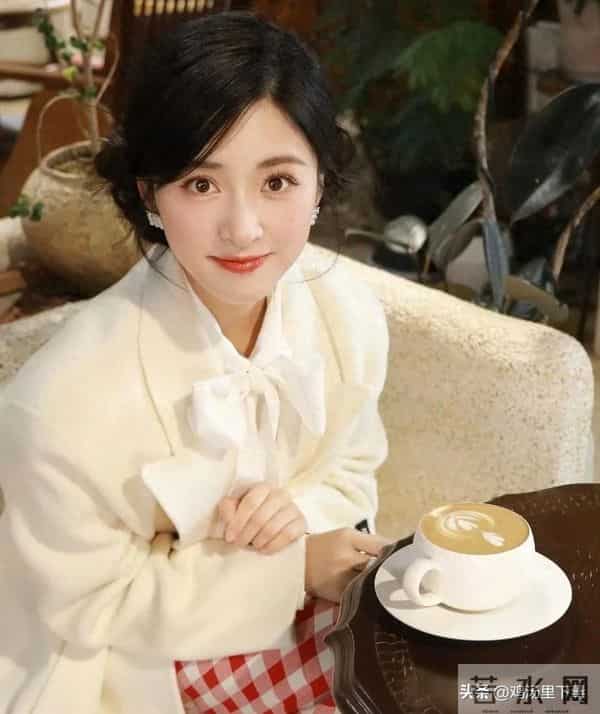 沈月突袭王鹤棣家炸串店:素颜裹酱干饭,棣爸塞袋投喂才是真售后