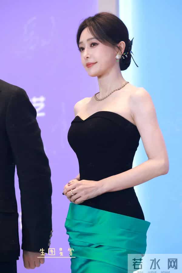 秦岚性感抹胸礼服,姿势太妖娆了