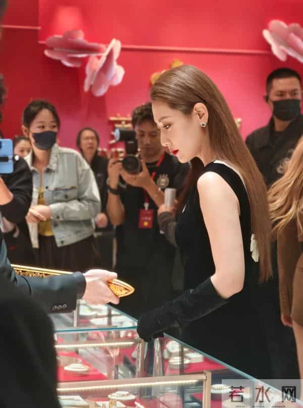 39岁白冰现身西安,貌美如花,难怪胡歌说:她太美了,都不敢看她