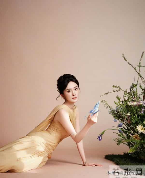 杨幂香槟金礼裙出镜,冷艳气质藏不住了