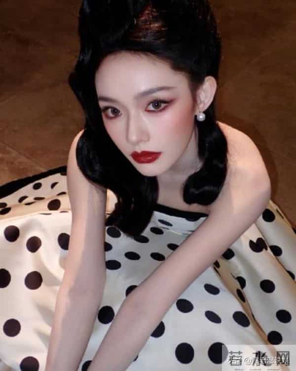 红毯秒变菜市场!穿秋裤摔跤,瘦成竹杆儿,还有人成“背锅侠”