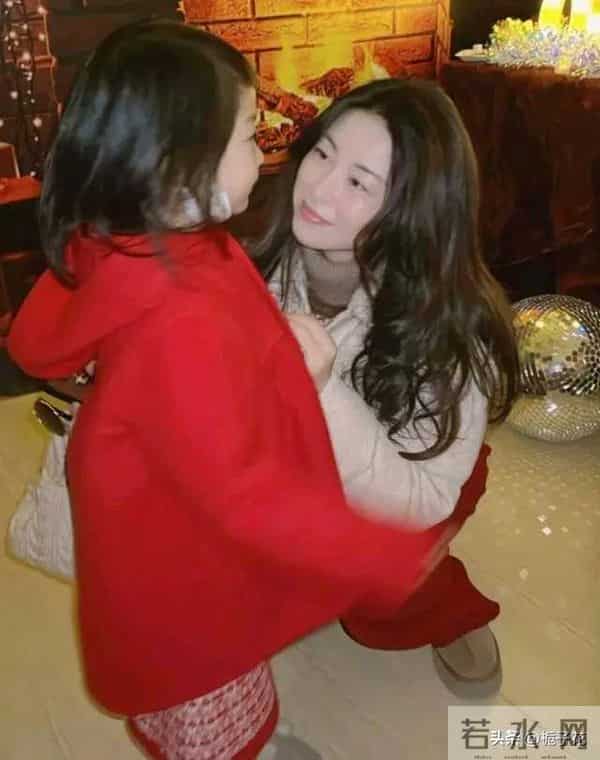 41岁朱珠在家中开圣诞派对,女儿傲娇靠着妈妈肩膀,朱珠气质真美