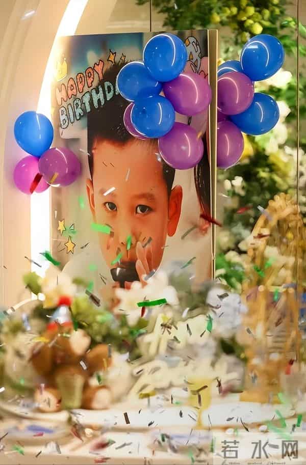 李小萌夫妇为小儿子庆祝4岁生日，模样像极了王雷，大儿子像妈妈