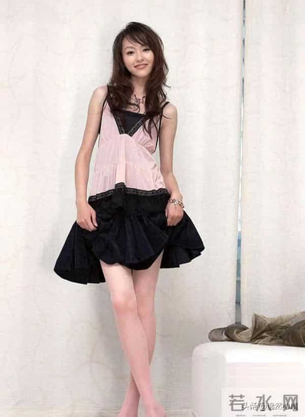 唐嫣90后穿搭 ‖美腿玉足,这笑容太治愈了