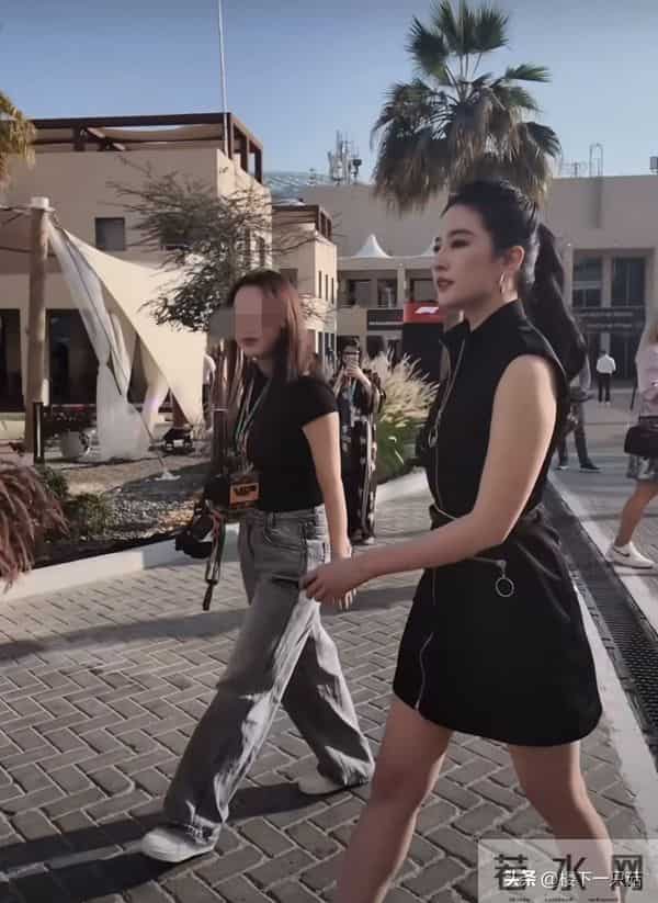 刘亦菲扎高马尾 穿LV无袖连衣短裙看F1 皮肤白得发光 美得肆意又张扬