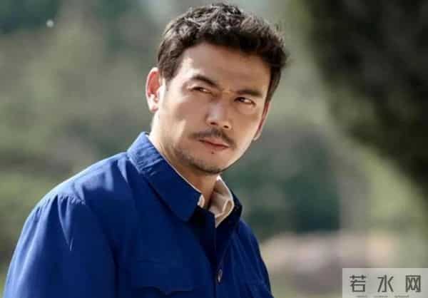 有娴熟的演技 还有俊朗的外表 杨烁有着与其年龄不符的淡然与稳重