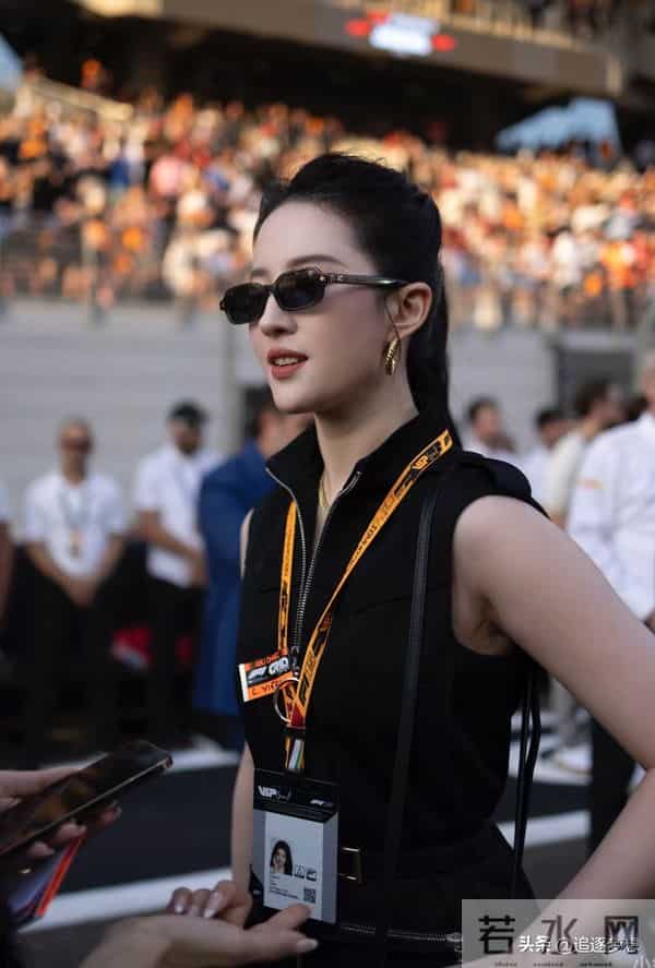 刘亦菲现身阿布扎比观看比赛,扎高马尾戴墨镜又飒又美气场好强大