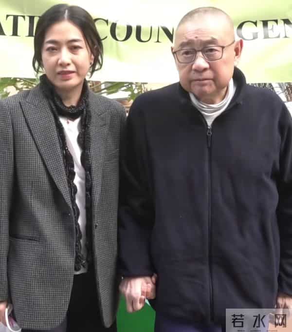 74岁刘銮雄坐轮椅现身，站立需搀扶洁癖严重，甘比一脸疲惫气色差