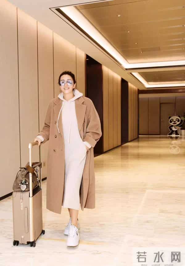 巩俐换风格后气质大变！驼色大衣+连帽针织裙，时髦休闲又高级！