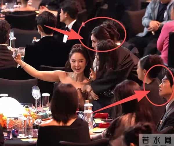 杨幂三次活动碰到魏大勋,每次都偷瞄男方,她为何会显得意难平?