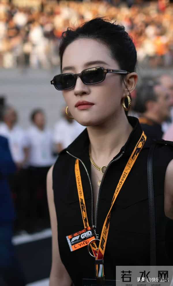 刘亦菲现身阿布扎比观看F1 高马尾短裙造型又美又飒 这状态无敌了