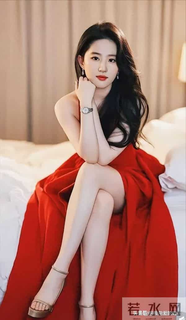 刘亦菲｜露肩礼服