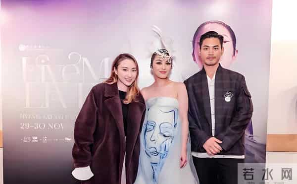 “杨千嬅13岁儿子惊艳亮相！身高突破170，眉眼鼻脸型全随爸！