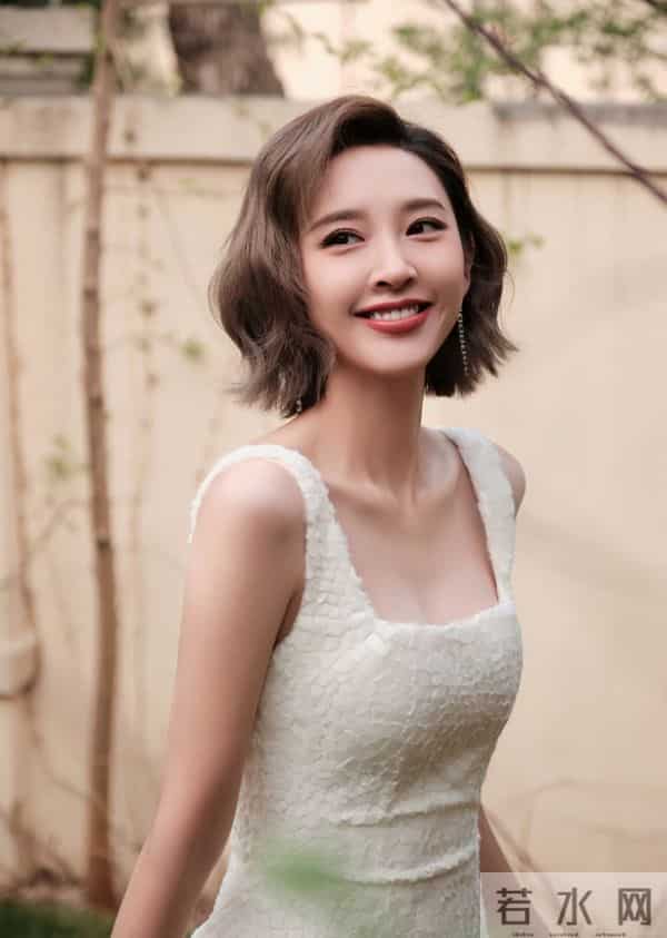 唐艺昕 吊带短裙