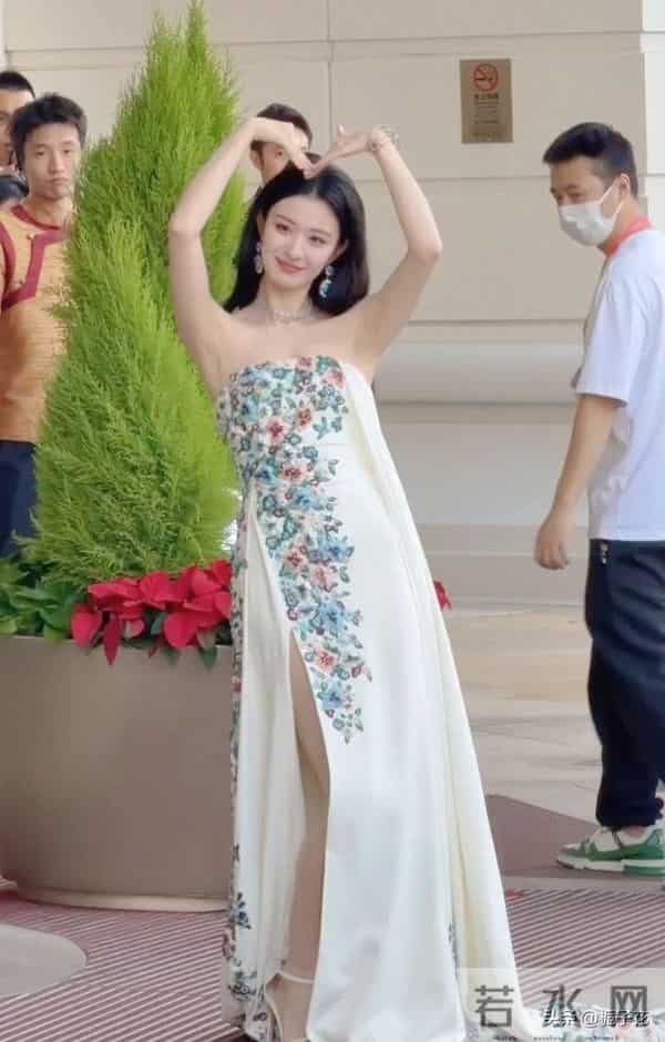 王楚然在澳门被偶遇，她身材高挑婀娜多姿，皮肤白皙，真的好美啊