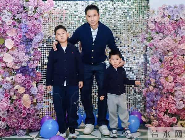 王雷小儿子4岁庆生 被8岁大儿子抢风头 1米5胖至110斤 夫妻俩像父女