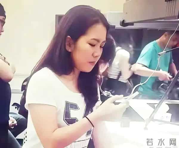 黎明现任老婆陈泳仪 比黎明小19岁,贤惠 一看就是安心过日子的女人