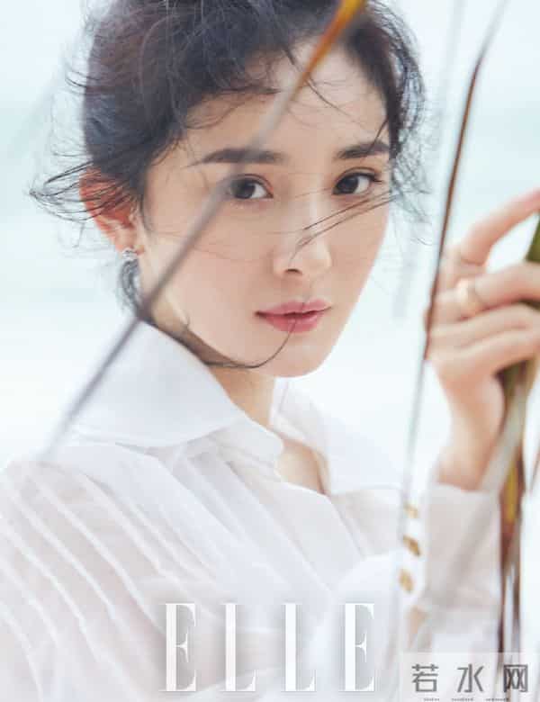 杨幂海滩“大展身手”，白裙湿发美成画！