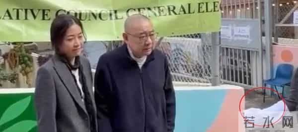 74岁刘銮雄携妻子现身，紧紧扶住甘比的手，女方看着疲惫很无奈