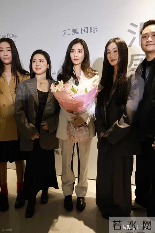 45岁张柏芝对峙前经纪人,4276万索赔背后,“谁是农夫谁是蛇”?