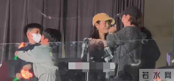 陈妍希和谢楠带娃看演唱会！7岁吴所惧环抱8岁小星星，高冷似陈晓