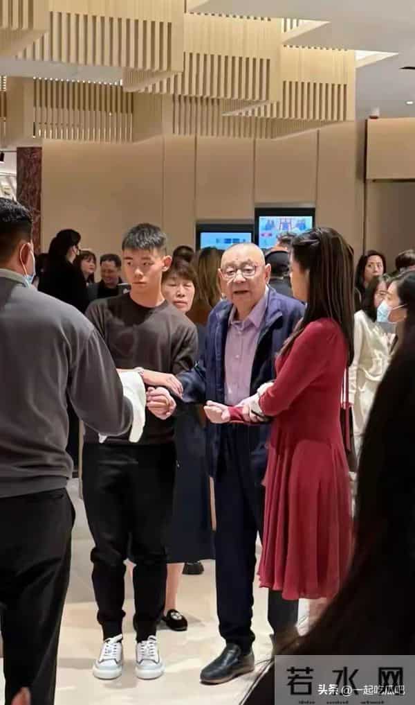 74岁刘銮雄罕露面！步履蹒跚有洁癖，年老后变慈祥，对甘比很依赖