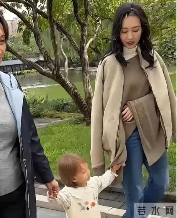 王鸥跟女儿散步，母亲一起同行，祖孙三代好温馨！