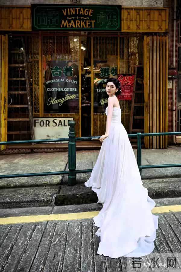 章若楠最新写真实锤“清纯天花板”！白裙阳光下甜笑，这状态好美