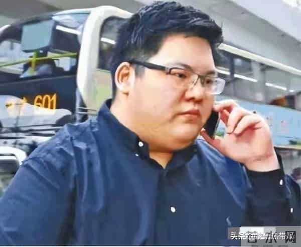 向佑现身广州理发，身材肥胖显油腻，状态松弛享受当下生活状态