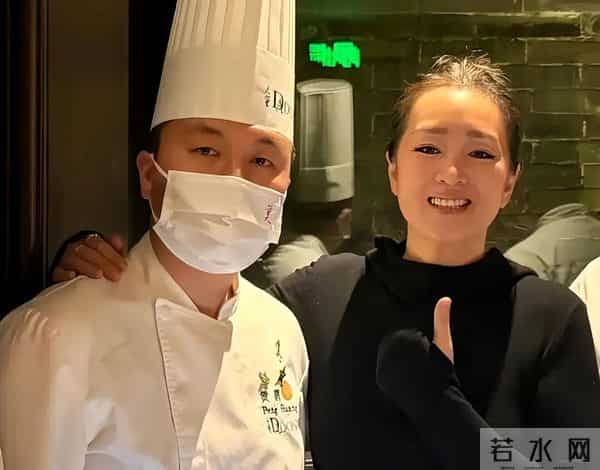 巩俐陪马克龙吃烤鸭：素颜黑衣压全场，一个细节暴露她的"不简单"