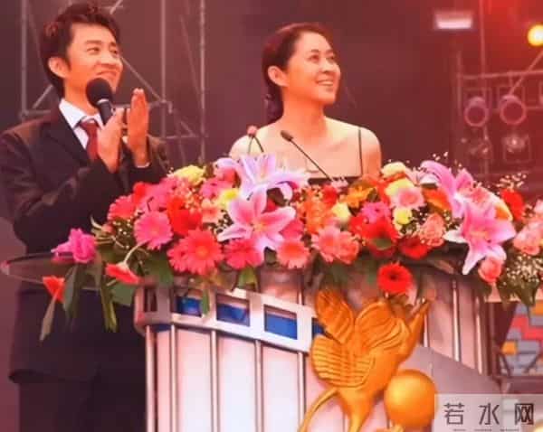 56岁亚宁复出主持，网友：曾经的最帅央视主持人，法拉利老了也是法拉利