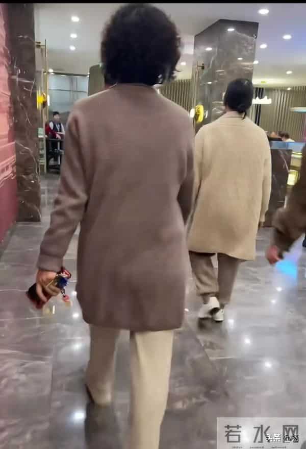 黄景瑜和爸妈餐馆吃饭,打扮低调,看来发量是遗传烫了卷发的妈妈