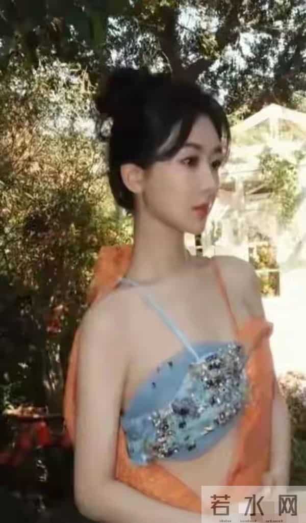 杨紫身材杀疯了！直角肩蜜腿腰惊呆网友