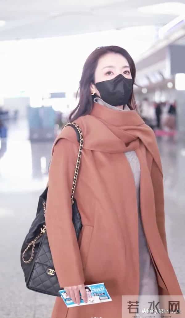 李云霄杭州机场被偶遇,穿棕色翻领长款大衣,好温柔气质美到犯规