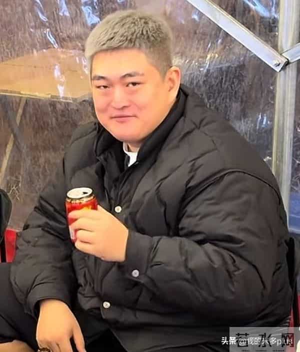 赵本山儿子请客吃砂锅，赵一楠染一头黄发，宋晓峰喝到脸泛红