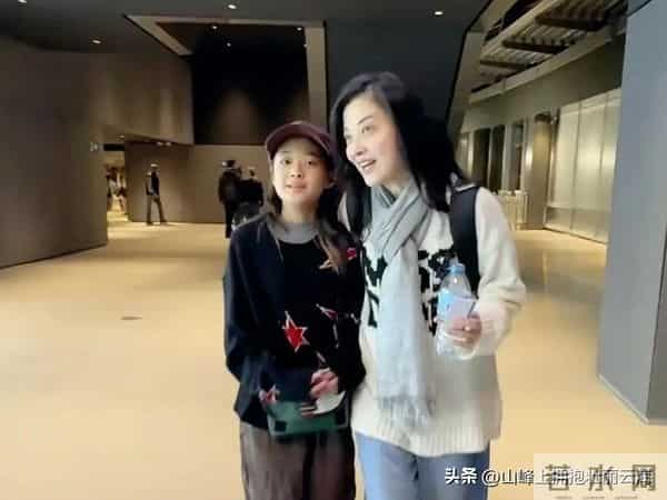 梅婷和儿女在德国看球赛，快快长得真像妈妈，母女俩相处像好闺蜜