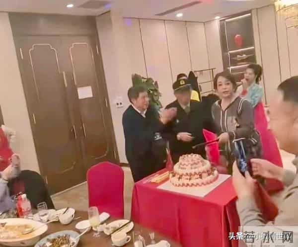 75岁刘晓庆在酒店摆生日宴，她打扮朴素，有主持有嘉宾生日好热闹
