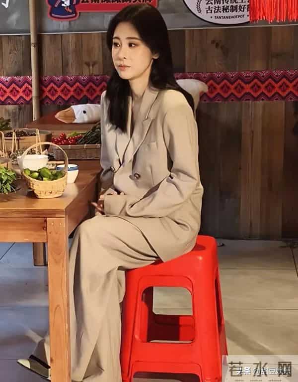 张碧晨昆明吃火锅被偶遇！嘟嘴卖萌美到犯规，这状态绝了