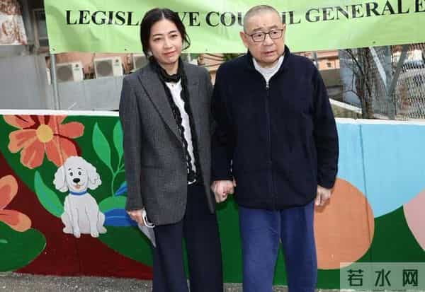 74岁刘銮雄携妻子现身，紧紧扶住甘比的手，女方看着疲惫很无奈