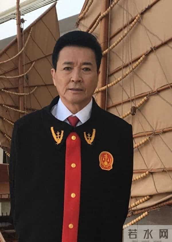 原来他早已去世，15岁演戏44岁走红，47岁患癌离世，哥哥是尔康爹