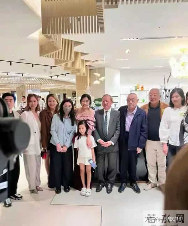 74岁刘銮雄罕露面！步履蹒跚有洁癖，年老后变慈祥，对甘比很依赖