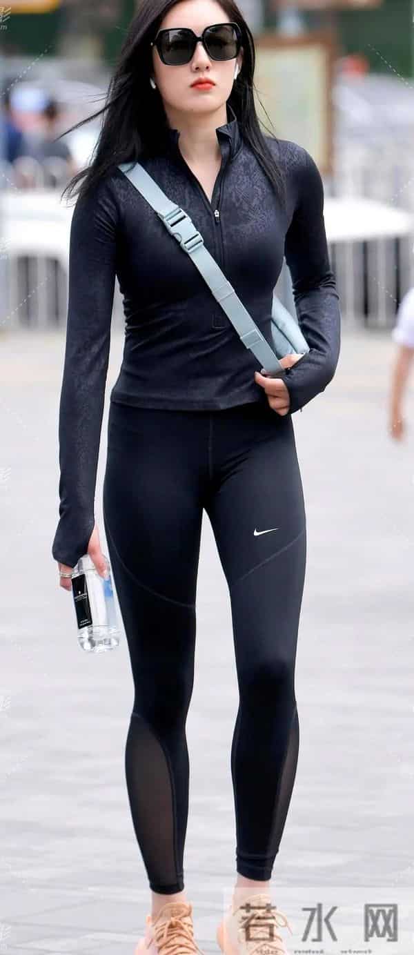 她一戴墨镜变女王，回眸一笑百媚生，天生丽质让人魂牵梦萦