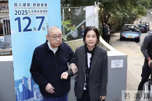 刘銮雄坐轮椅现身，和甘比十指紧扣很有夫妻相，保镖搀扶隔白毛巾