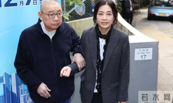 74岁刘銮雄与甘比罕见合体！女方气色佳保养得宜，搀扶男方显疲惫