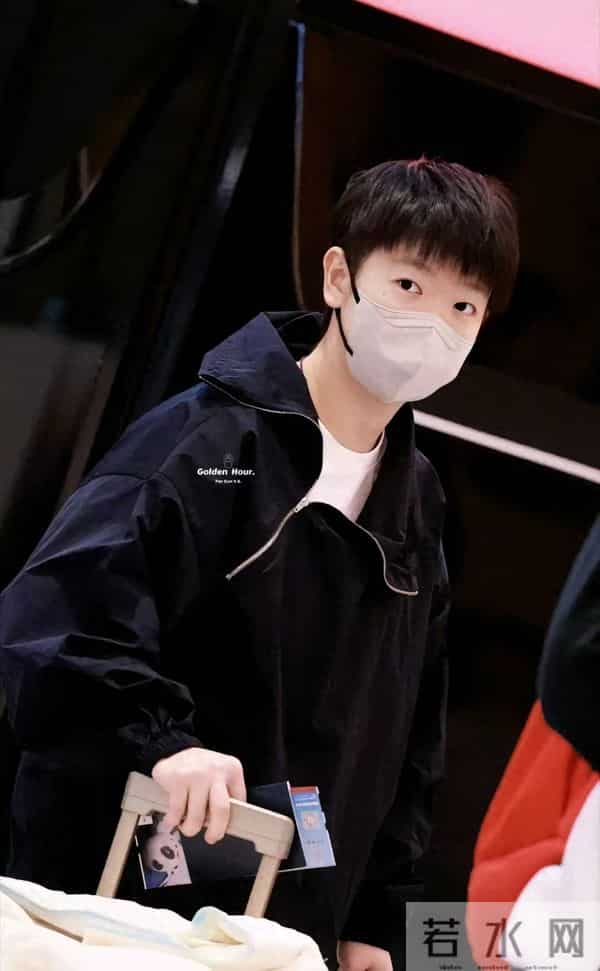 机场秀新皮肤！莎莎黑内搭帅甜切换，清澈眼眸堪称颜值天花板