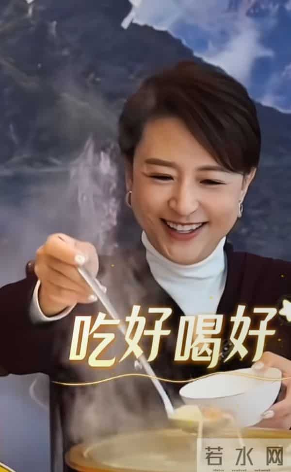 张蕾温柔低马尾配简约套装，品美食笑眼弯弯，气质温婉颜值吸睛