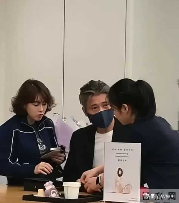 李乃文现身三亚!花1.5万买的新手机被助理摔了 他秒黑脸心疼坏了