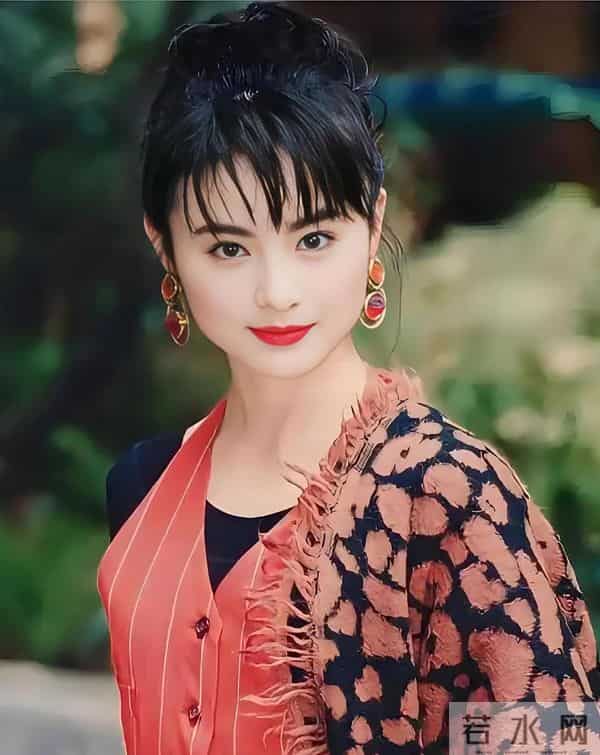 36岁嫁大17岁亿万富豪,入豪门后名声扫地,如今60岁依旧孤身一人