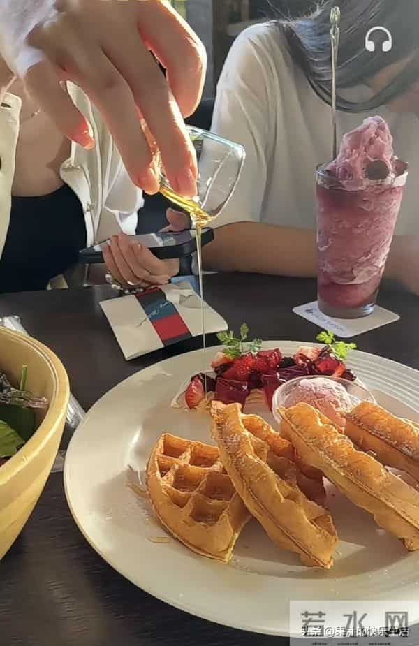 小菲回湾湾 带玥儿逛街吃松饼,玥儿小举动,透露她和筱梅真实关系