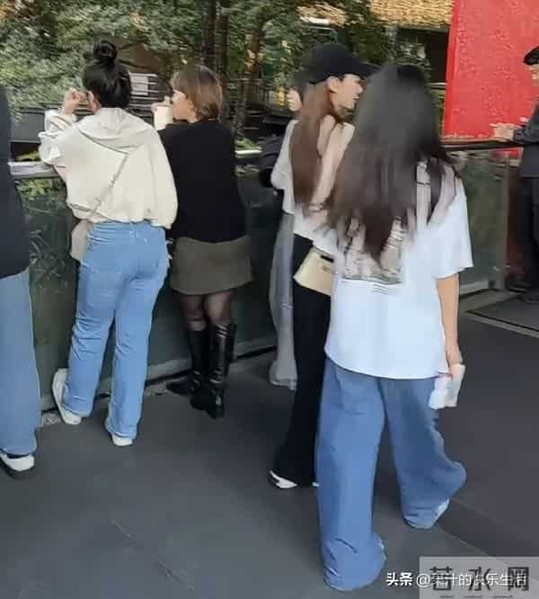 小菲回湾湾 带玥儿逛街吃松饼,玥儿小举动,透露她和筱梅真实关系